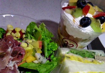 日比野ヤマナカ内のフルーツショップのパフェとサラダとサンドイッチ.jpg
